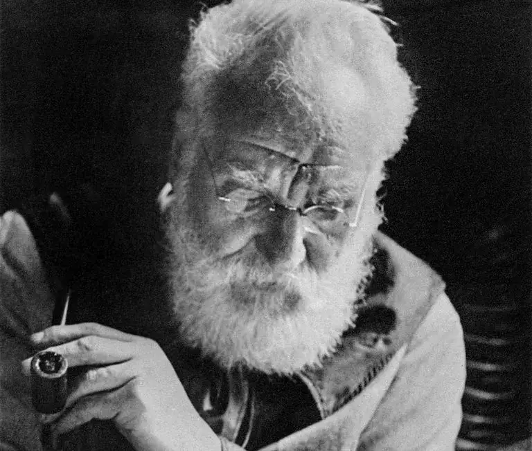 Kto wynalazł aparat? Odkryj historię od Niépce'a do smartfona