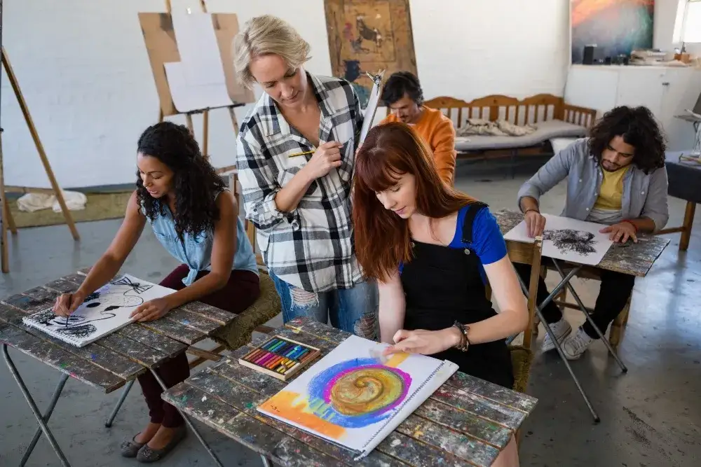 Czym zajmuje się animator kultury i jak wpływa na społeczność?