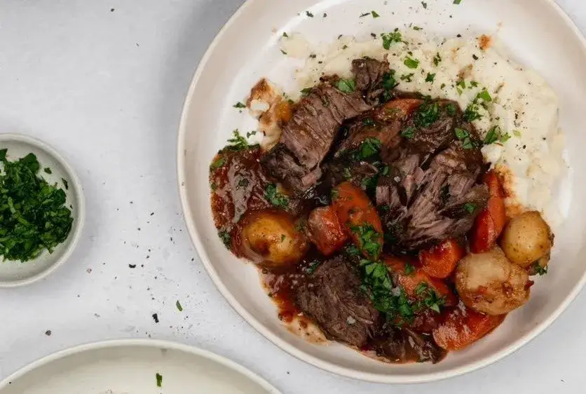 Jak dusić wołowinę, aby mięso było zawsze miękkie i soczyste