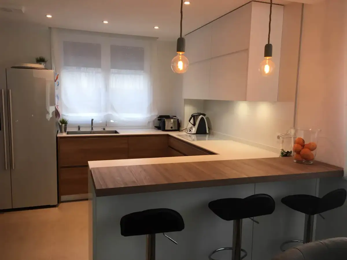 Cocinas pequeñas con barra: ideas clave para maximizar tu espacio