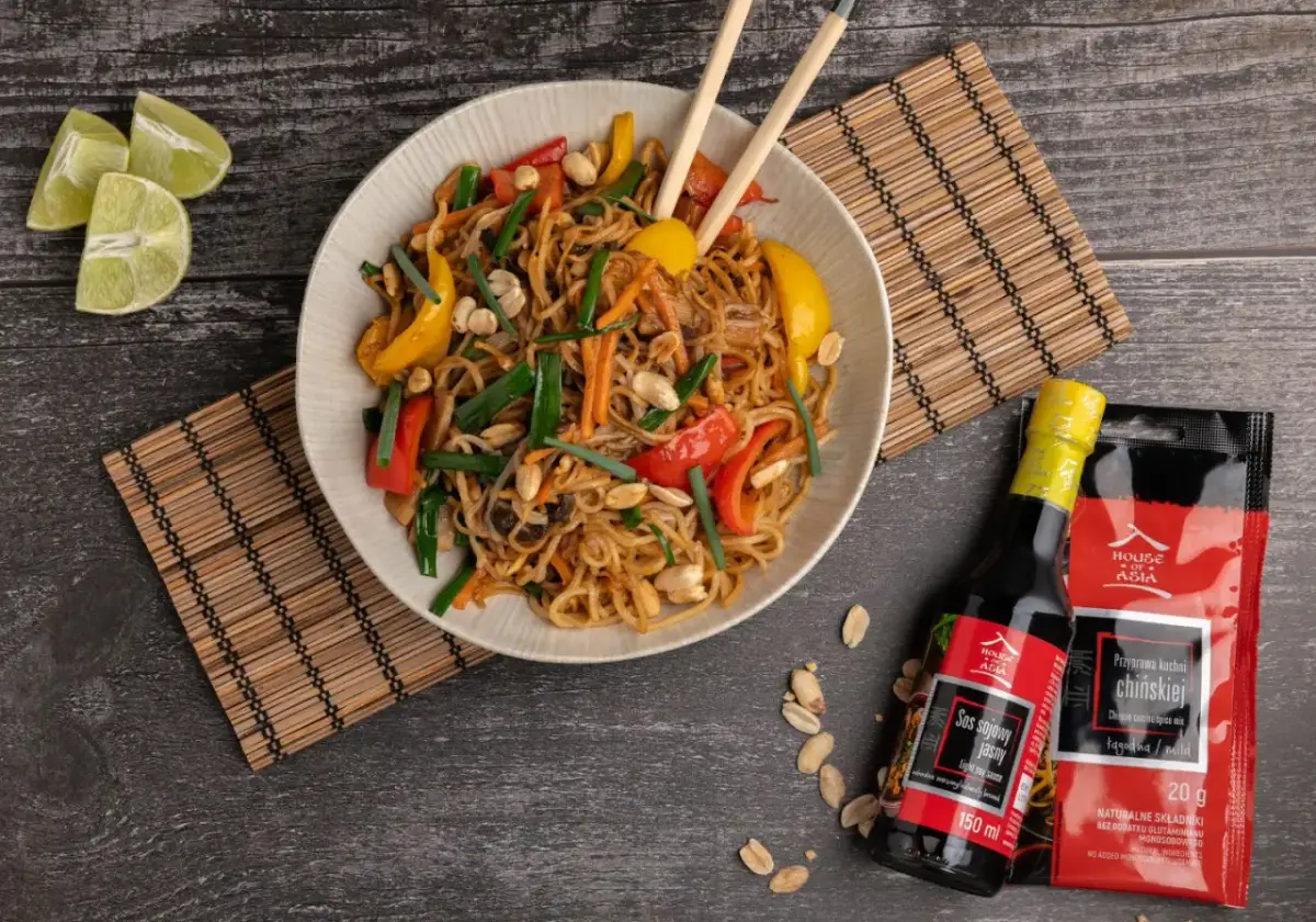 Makaron z warzywami i orzeszkami, gotowy do polania sosem sojowym. Idealny pomysł, jak zrobić sos sojowy do makaronu.