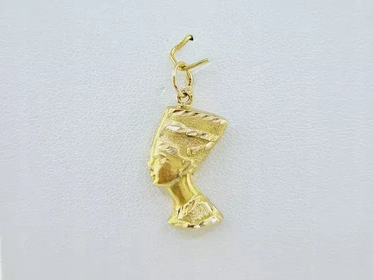 Nefretete wisiorek znaczenie – odkryj jego historię i symbolikę