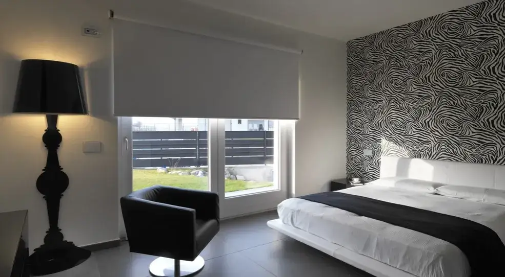 Jakie rolety do sypialni? Ekspert radzi: sen, prywatność, styl.