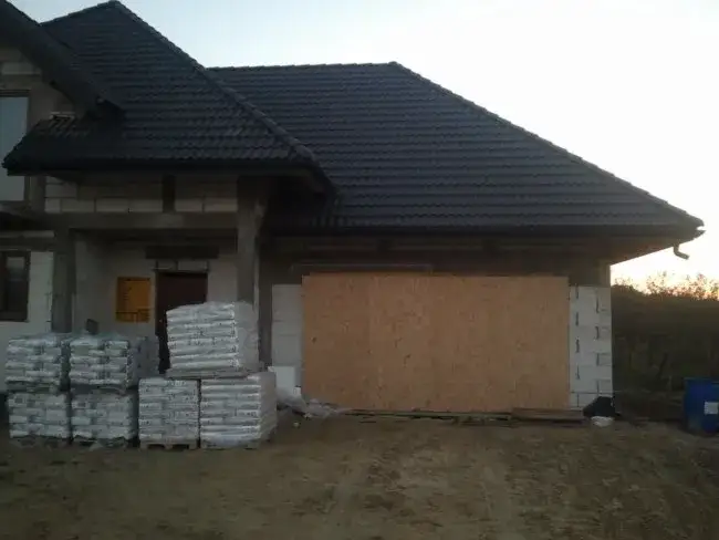 Ile waży dachówka? Sprawdź, jak jej waga wpływa na budowę dachu