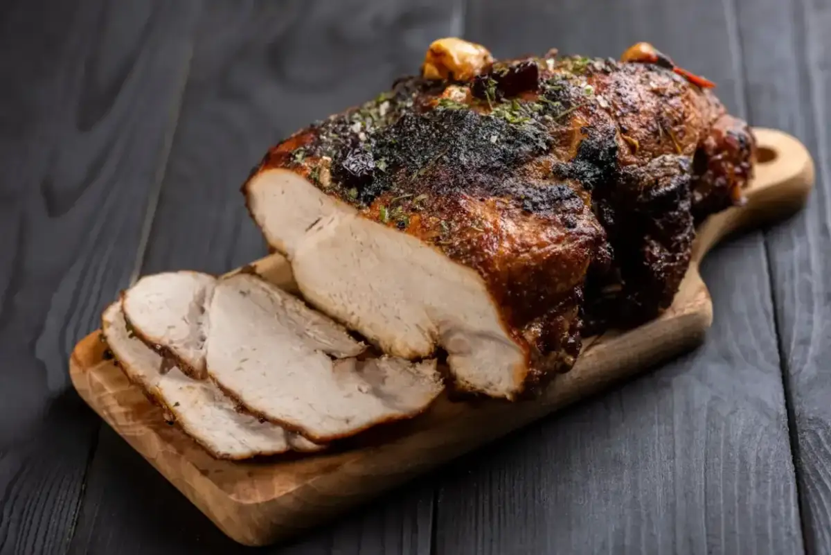 Pieczony schab, idealny na obiad. Przepis na zalewę do peklowania mięsa sprawi, że będzie soczysty i aromatyczny.