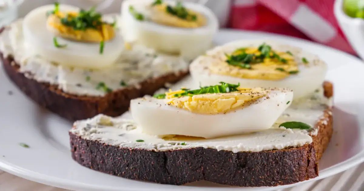 Zdrowe śniadanie: ciemne pieczywo z twarożkiem i jajkiem. Idealna dieta na wysoki cukier rano.