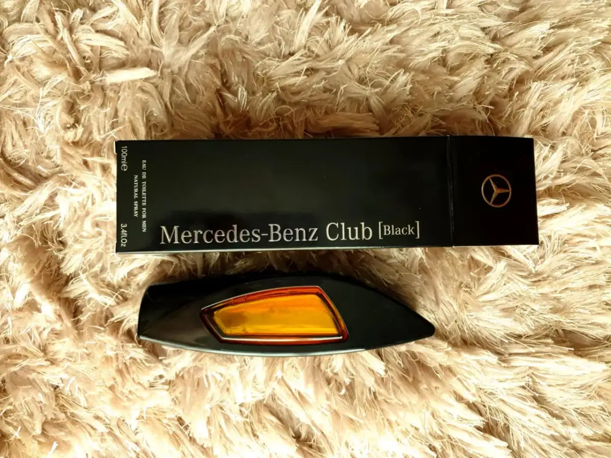 Elegancki flakon perfum Mercedes-Benz Club [Black] na puszystym tle.