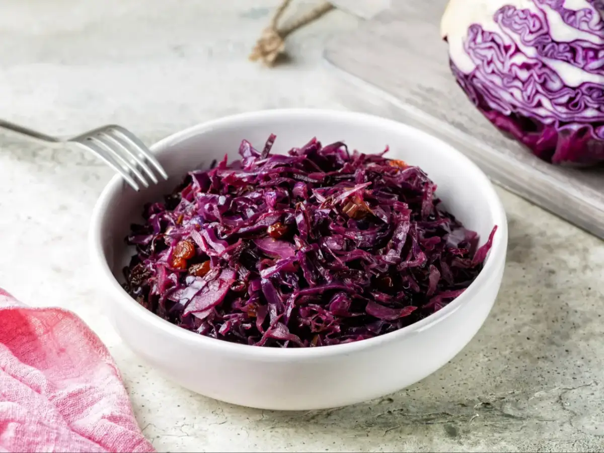 Surówka z czerwonej kapusty w białej misce, gotowa do podania. Zastanawiasz się, ile czasu musi przegryźć się surówka z czerwonej kapusty?