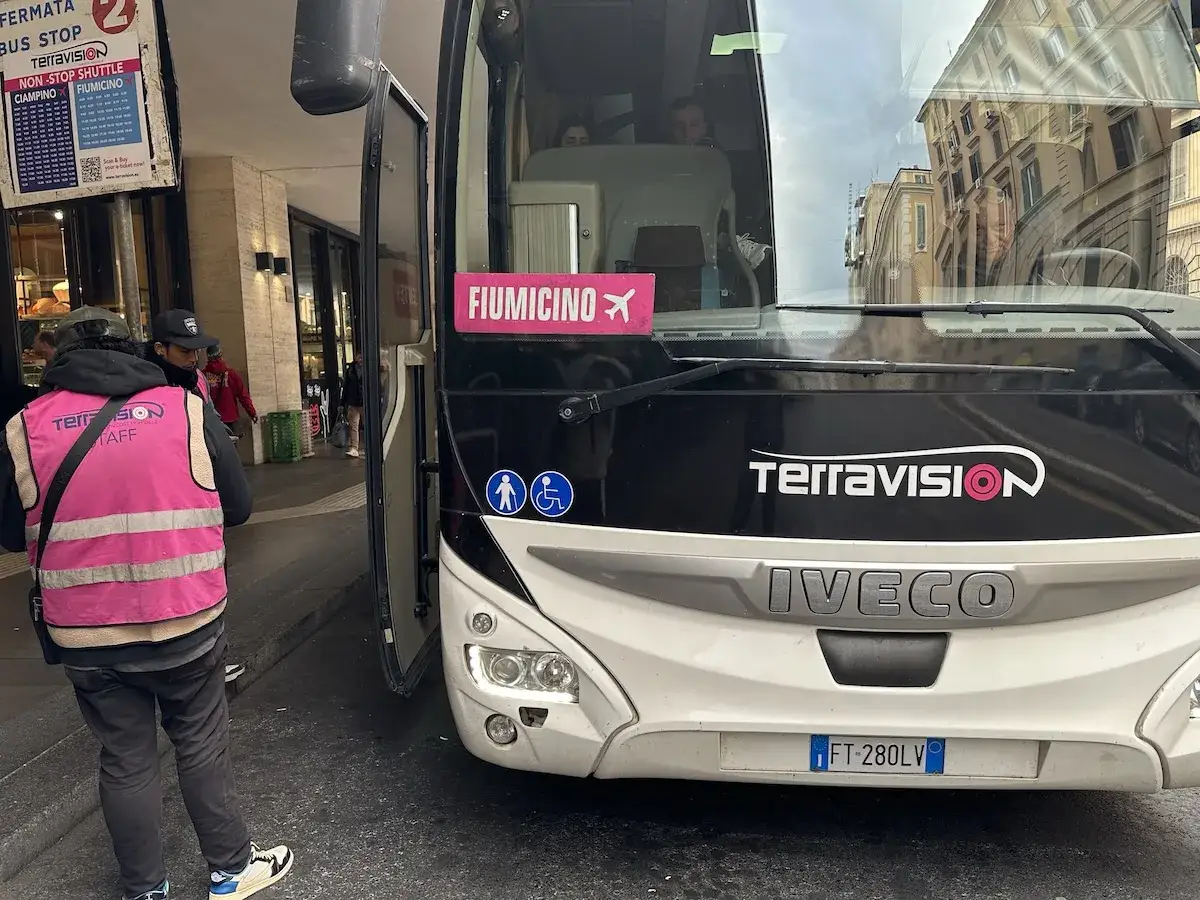 Autobus Terravision z Fiumicino do centrum Rzymu. Jak dojechać? Sprawdź rozkład jazdy na tablicy.