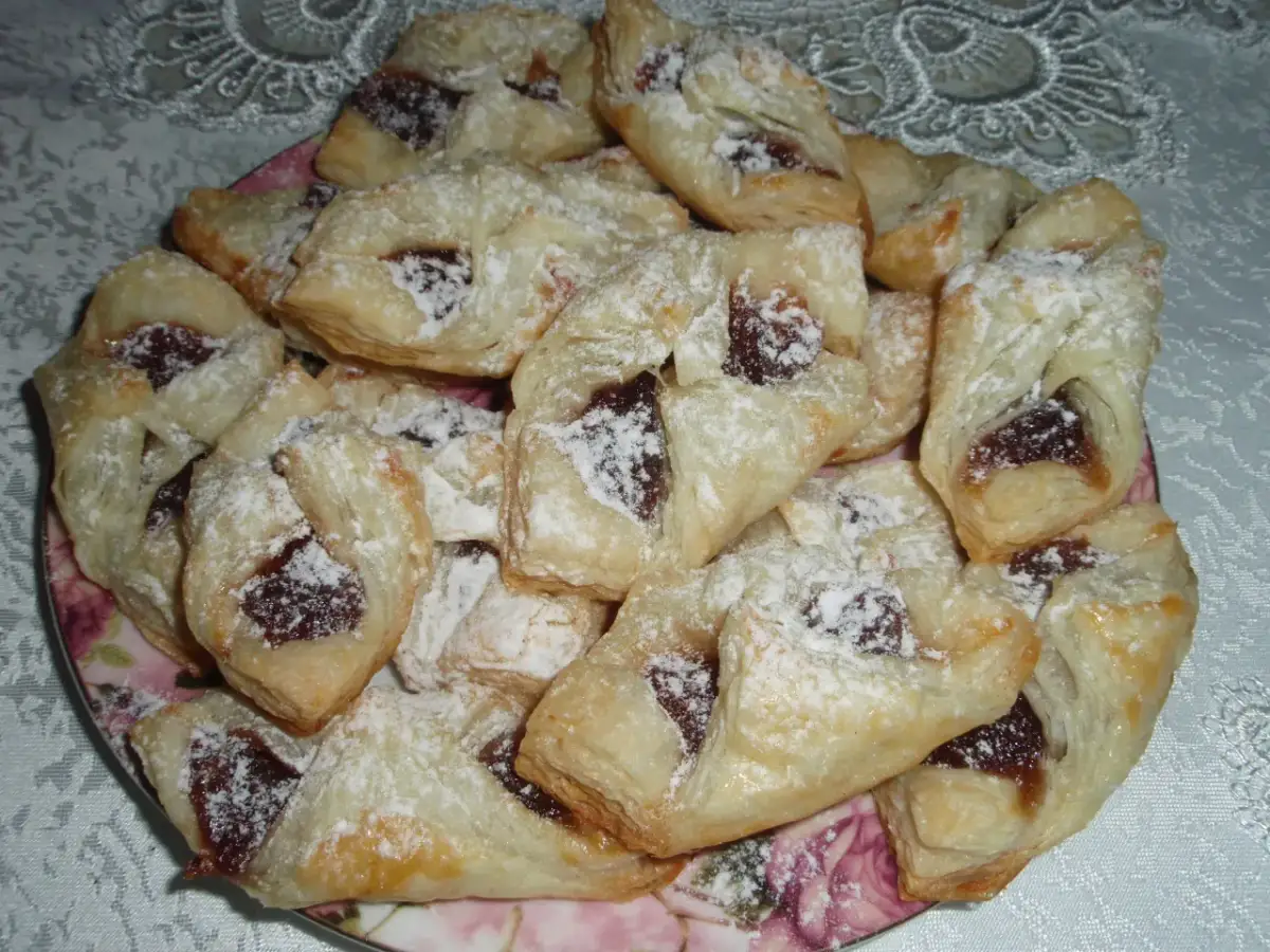 Pyszne ciastka francuskie z gotowego ciasta, nadziewane dżemem i posypane cukrem pudrem. Idealne na deser!