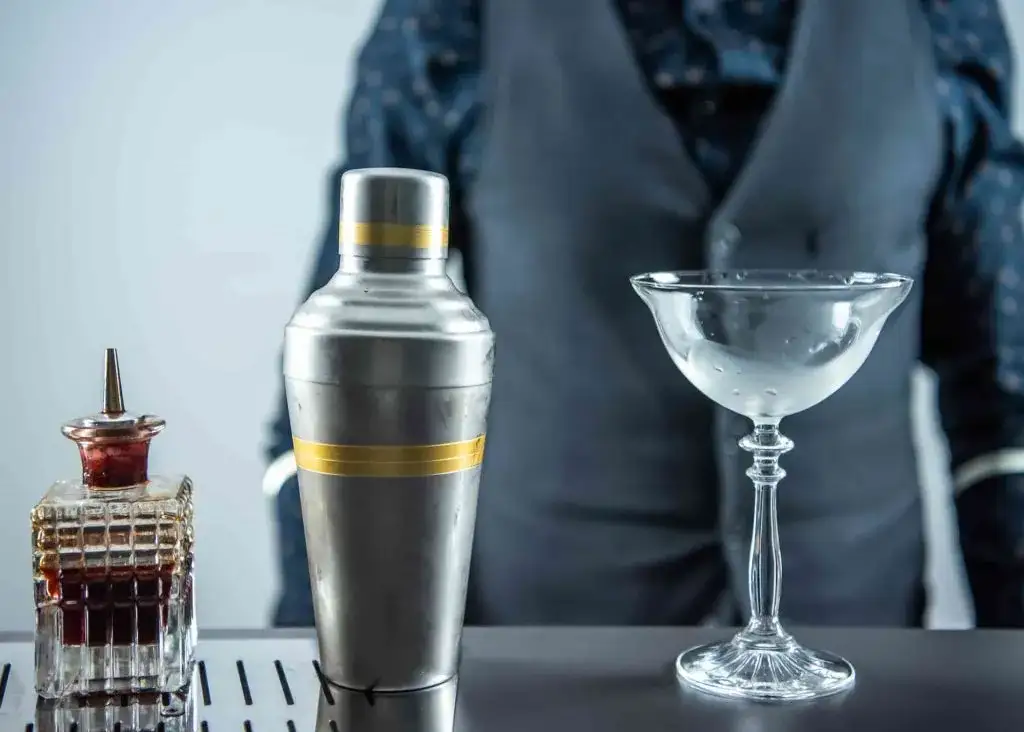 Naczynie w którym barman miesza koktajle – odkryj sekrety shakera