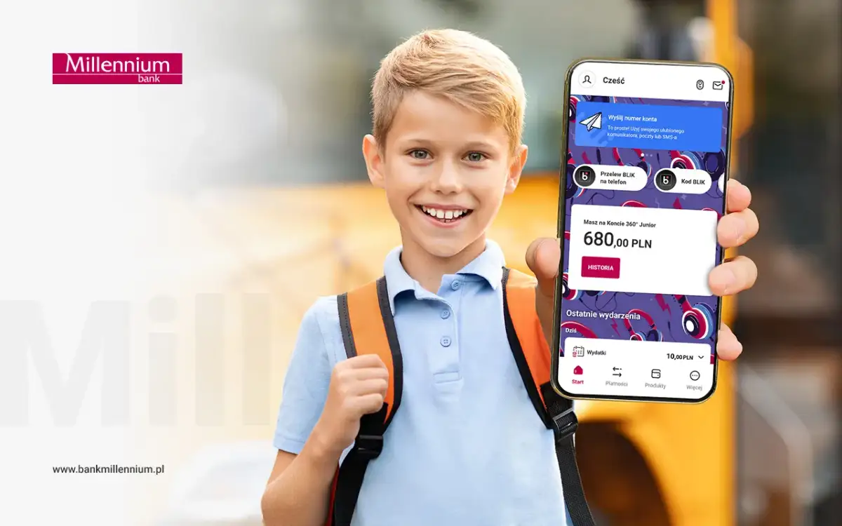 Uśmiechnięty chłopiec z plecakiem pokazuje telefon z aplikacją bankową. Na ekranie widnieje informacja o koncie dla dziecka Millennium 360° Junior z saldem 680 zł.