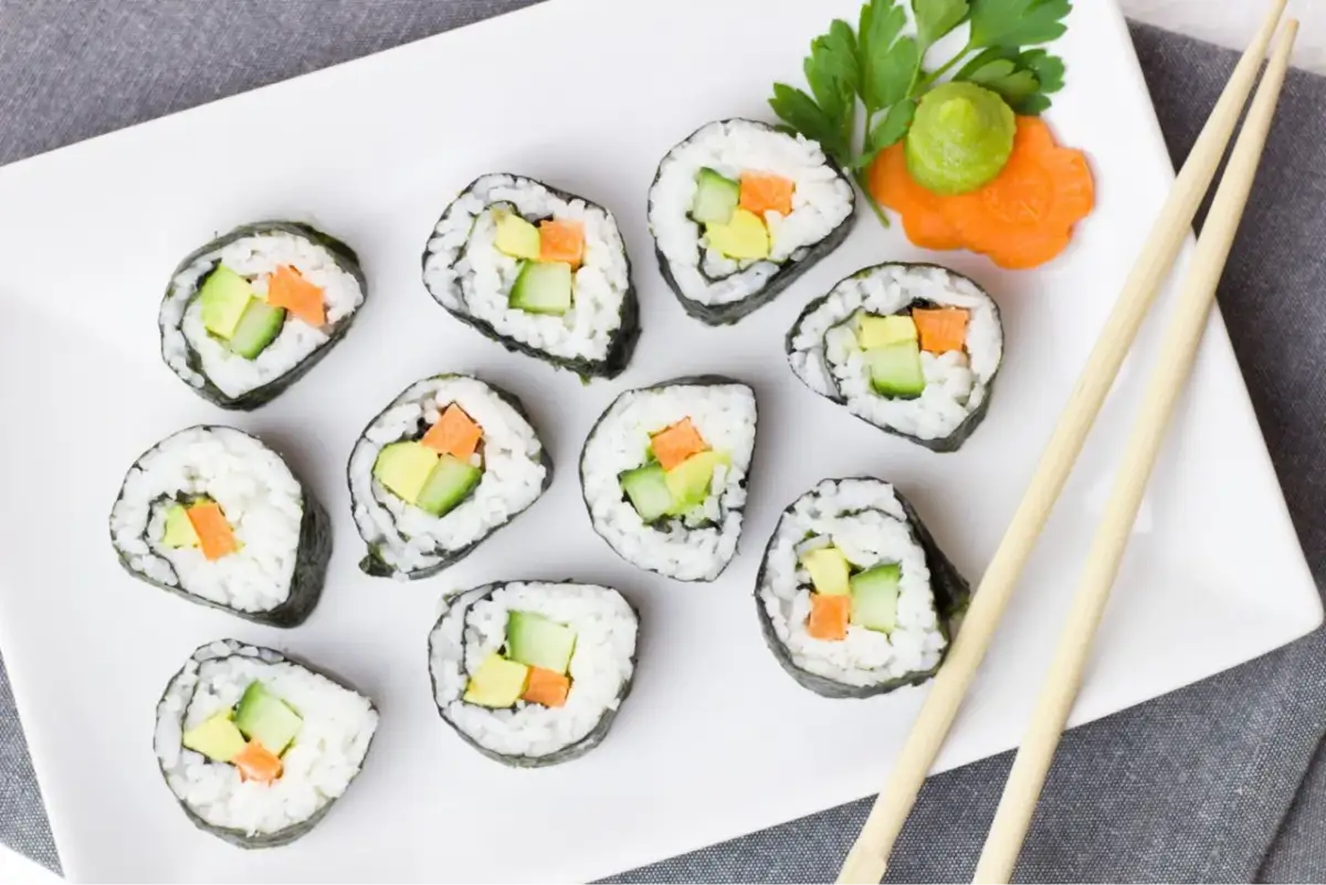 Roladki sushi z awokado i marchewką. Idealne do przygotowania z zalewą do ryżu sushi.