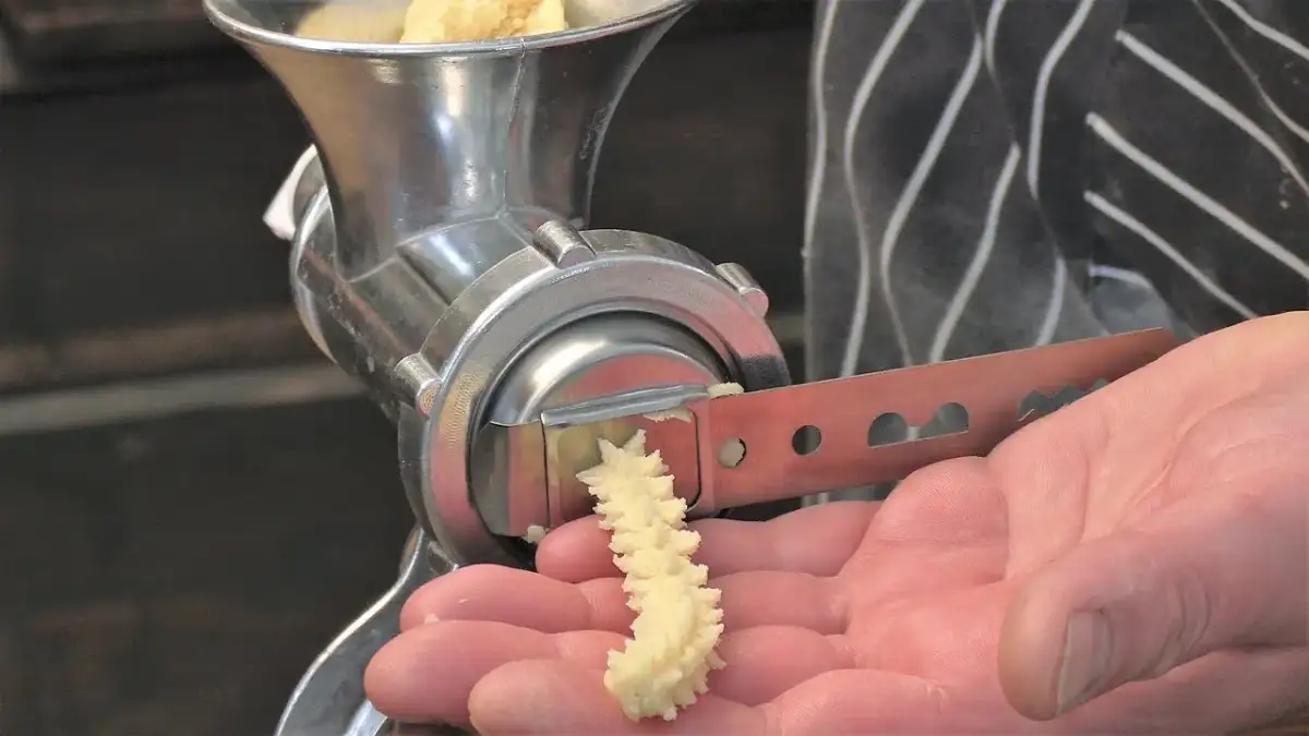 Jak założyć końcówkę do ciastek na maszynkę - proste kroki i porady