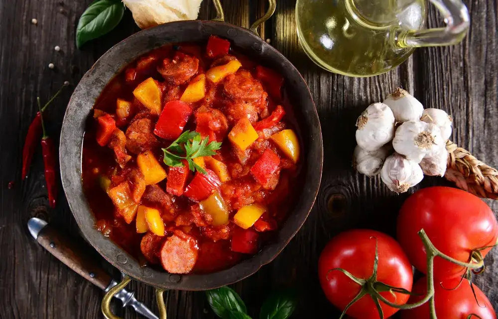 Szybkie i tanie pomysły na obiad z kiełbasy, które zaskoczą smakami