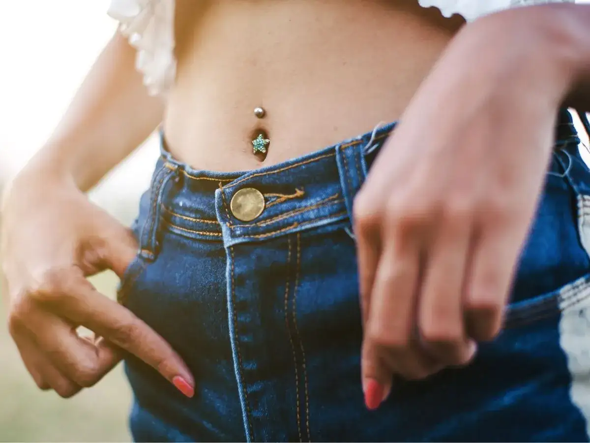 Kolczyk w pępku: Kiedy kąpiel jest bezpieczna? Unikaj błędów!