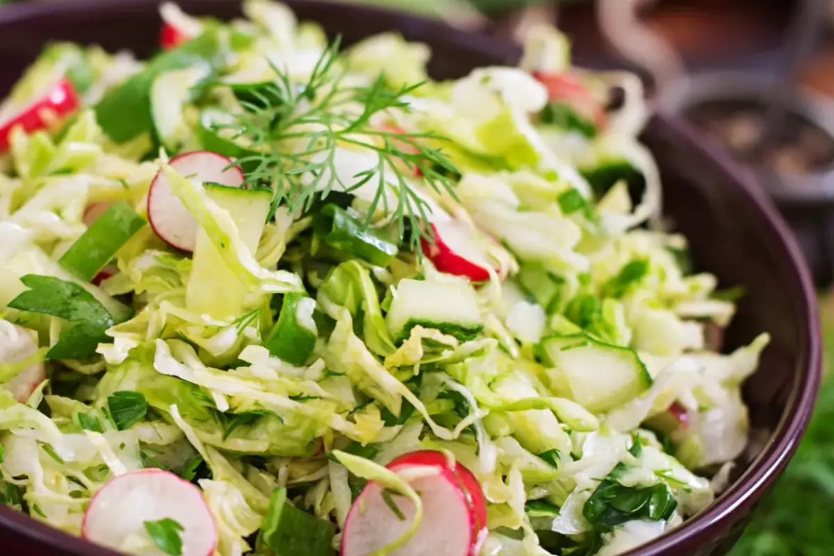 Jaką sałatkę zrobić z kapusty pekińskiej, aby zaskoczyć gości?
