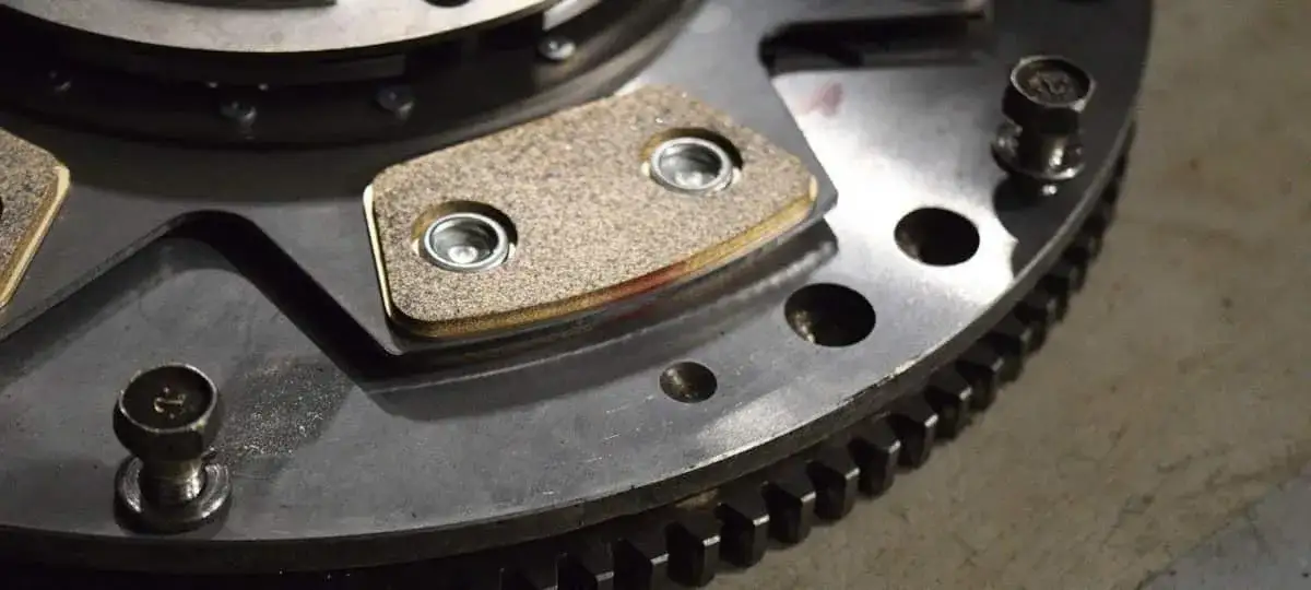 Kiedy wymiana sprzęgła? Objawy, koszty i jak dbać o nie