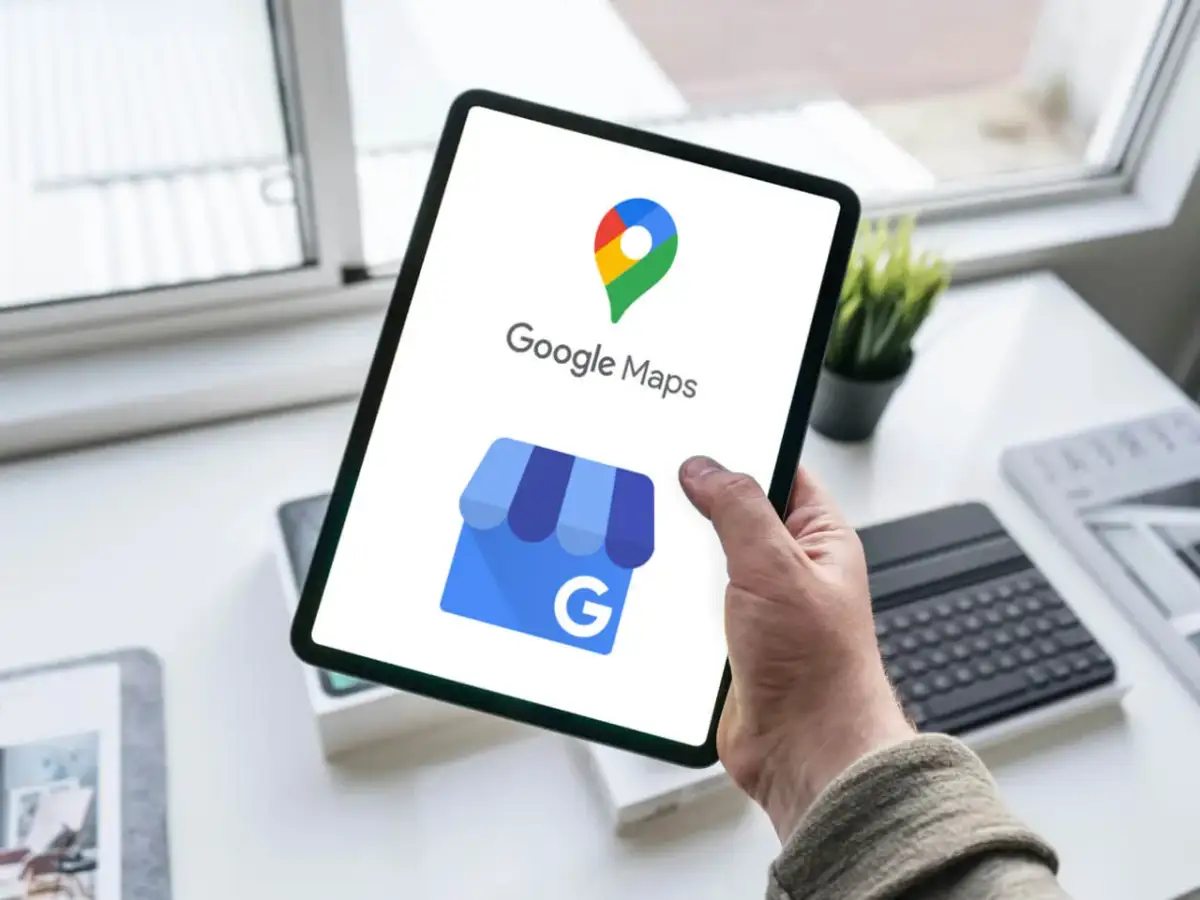 Tablet z Google Maps. Ikona sklepu i litera G. Dowiedz się, gdzie zgłosić nieuczciwą firmę.