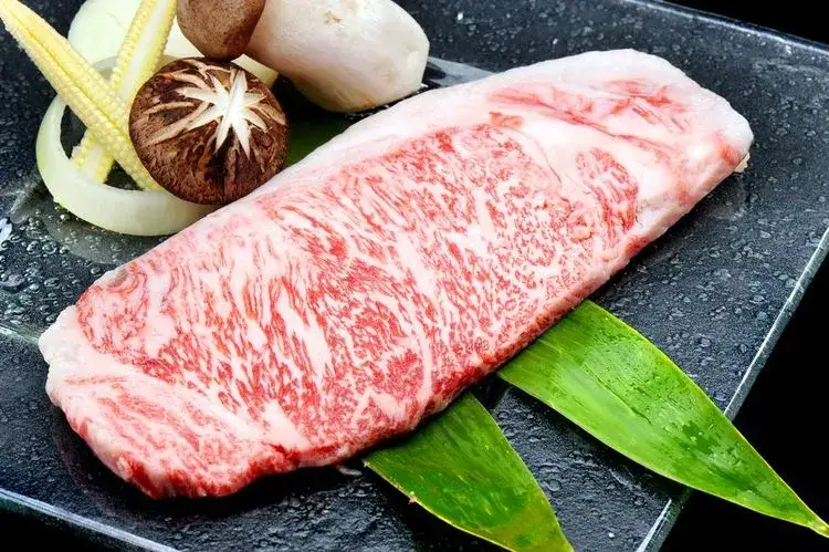 Wołowina Wagyu: Jaki wybrać, gdzie kupić i jak usmażyć?