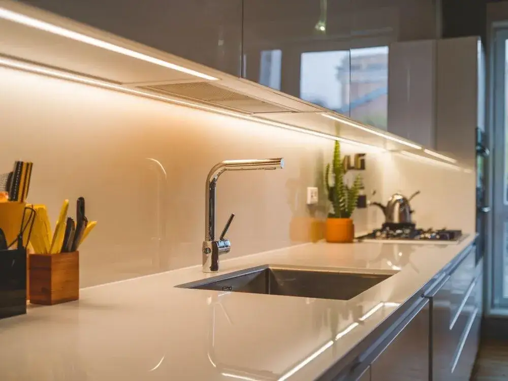 Jakie oświetlenie pod szafki kuchenne wybrać, by zaoszczędzić?