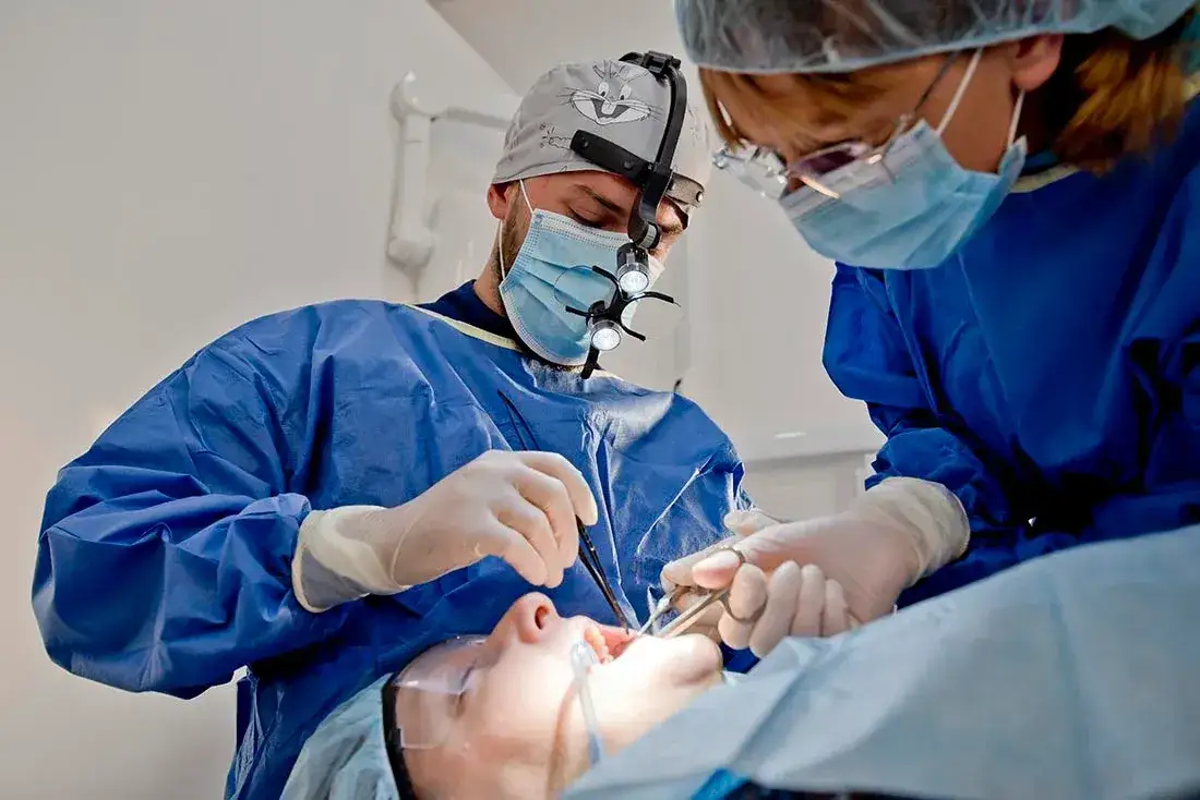 Chirurgia stomatologiczna: Co robi chirurg? Zabiegi i wskazania