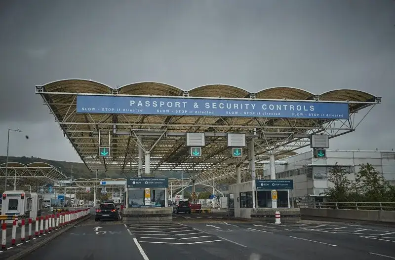 Trasa UK-Polska autem: Eurotunel, koszty, noclegi. Poradnik 2024