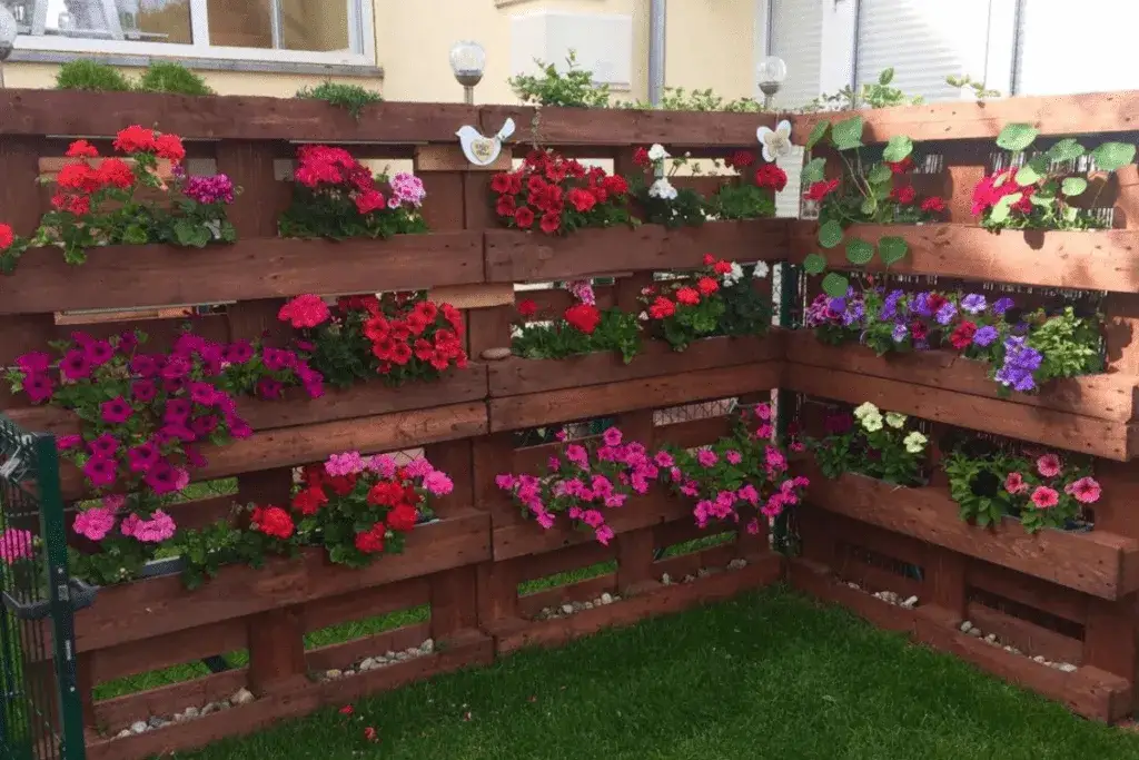 Kwietnik z palet: Prosty poradnik DIY na balkon i do ogrodu