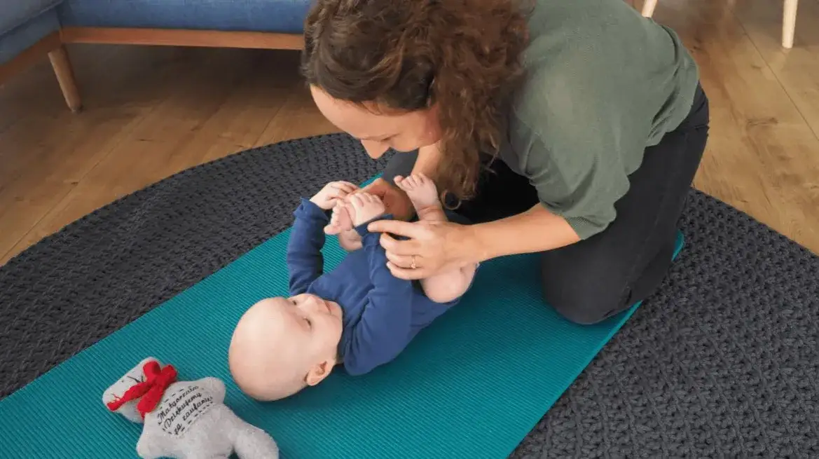 Jak ćwiczyć z niemowlakiem, aby wspierać jego rozwój i bezpieczeństwo
