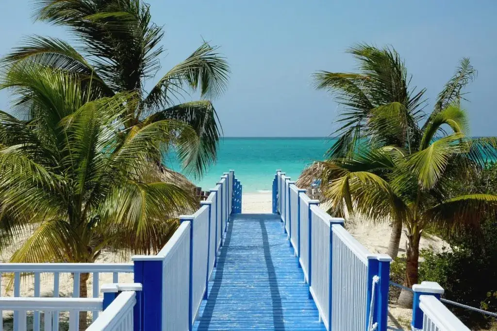 Ile trwa lot na Kubę? Sprawdź, jak uniknąć długiej podróży