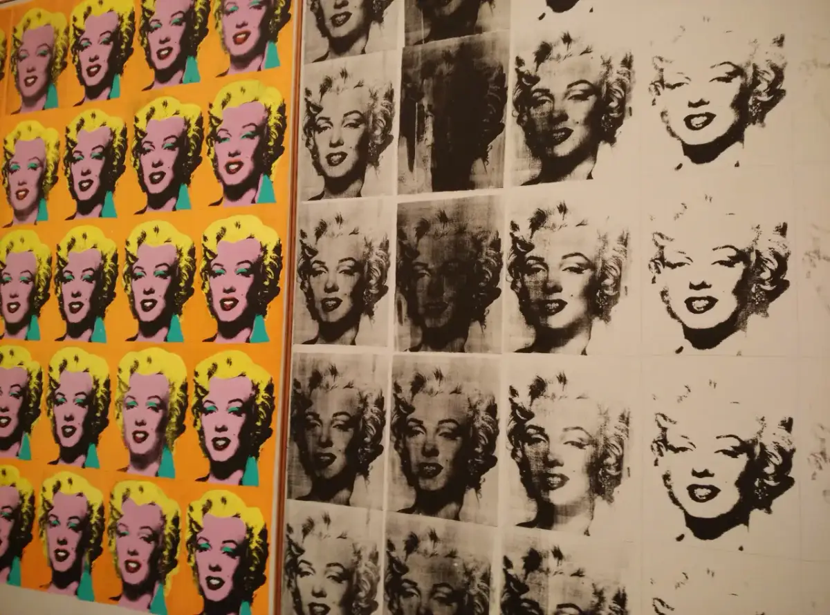 Ikony Marilyn Monroe w kolorze i czerni i bieli, tworzące ikoniczną sztukę pop art.