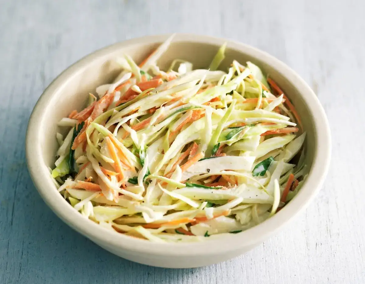 Jak zrobić surówkę colesław, aby zaskoczyć gości smakiem