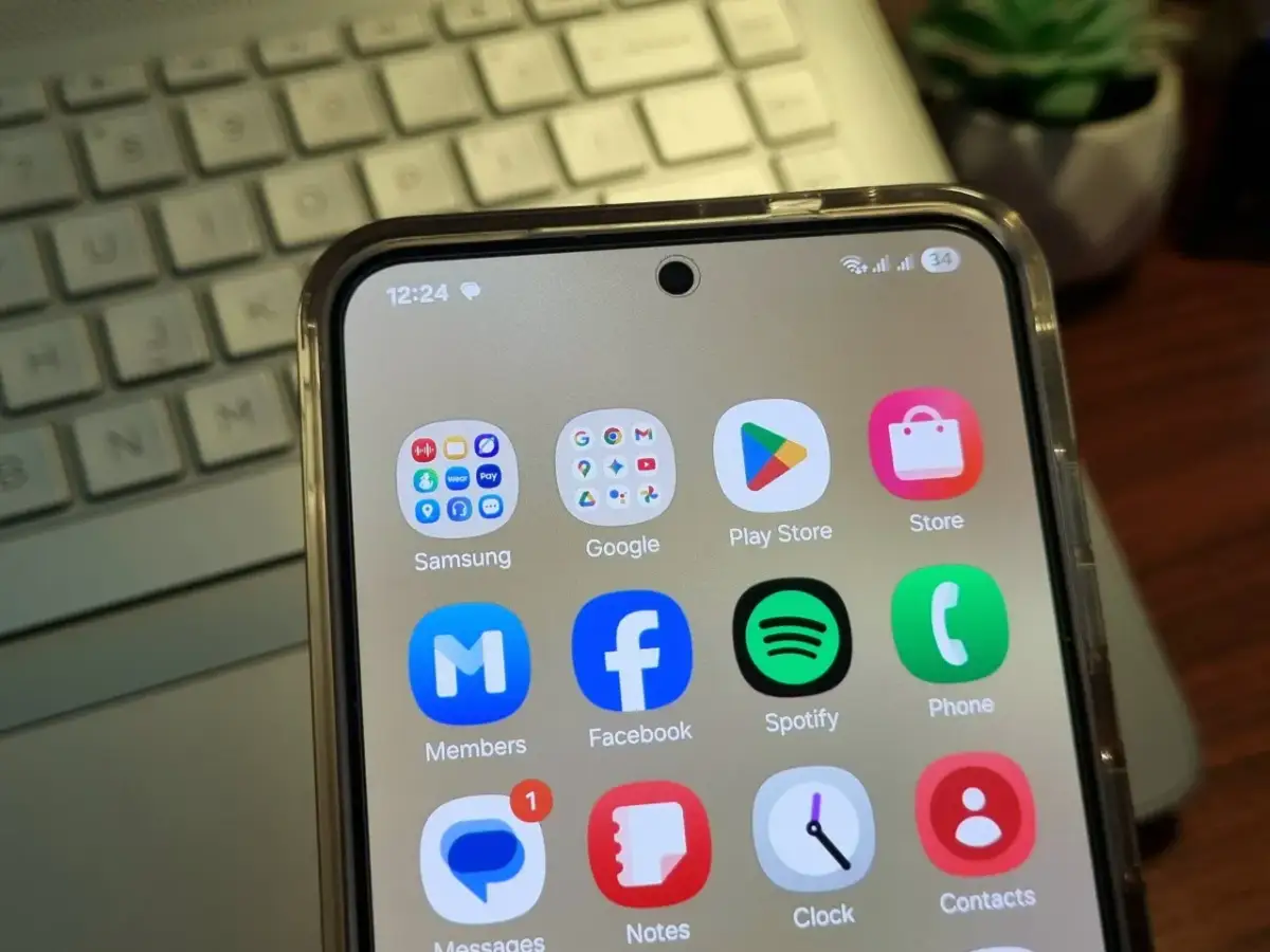 Jak pobrać Facebooka na telefon? Instalacja Android/iOS + rozwiązania