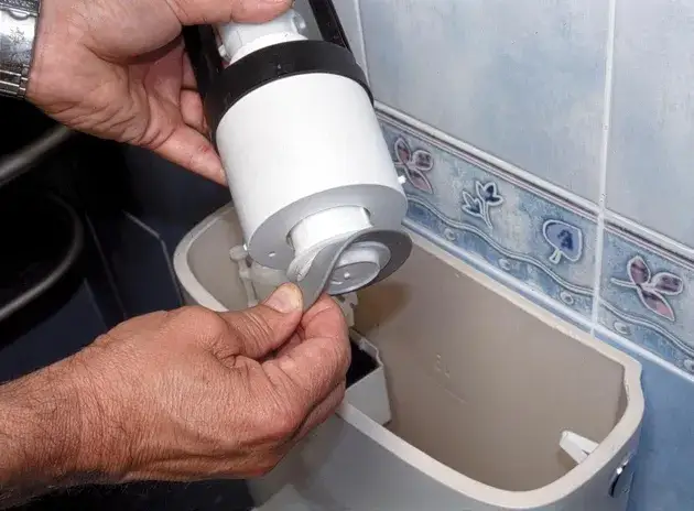 Jak naprawić cieknącą spłuczkę - proste kroki, aby zaoszczędzić na naprawie