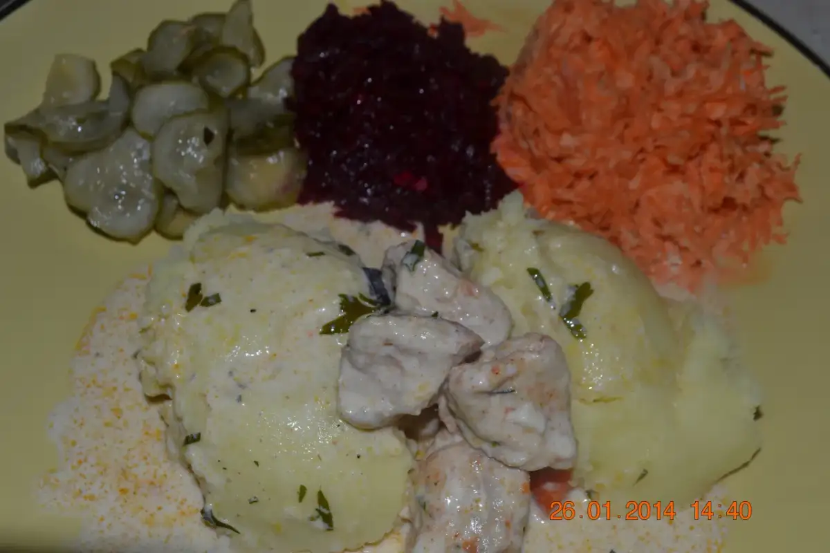 Jaką surówkę do kurczaka w sosie śmietanowym wybrać, by zachwycić?