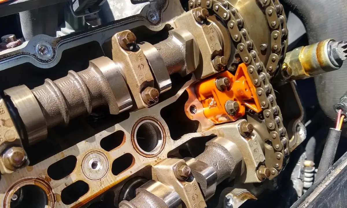 Silnik Toyota Auris z widocznym rozrządem. To łańcuch, nie pasek.