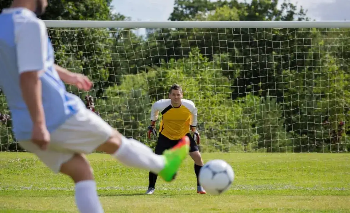 Potężny strzał w piłce nożnej: Technika, siła i ćwiczenia