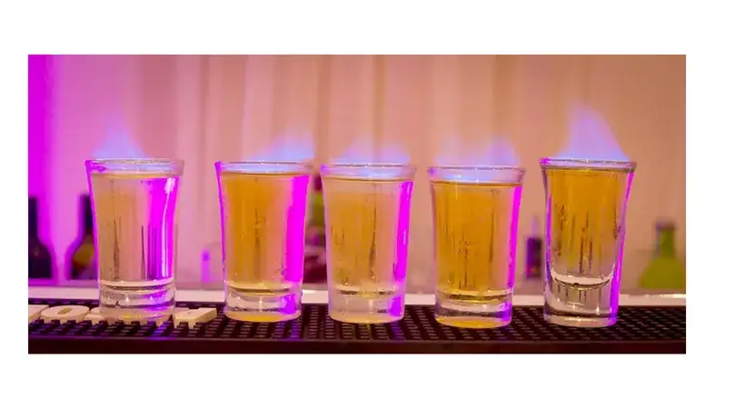 Kieliszek wódki ile to piwa? Zaskakujące porównanie alkoholu