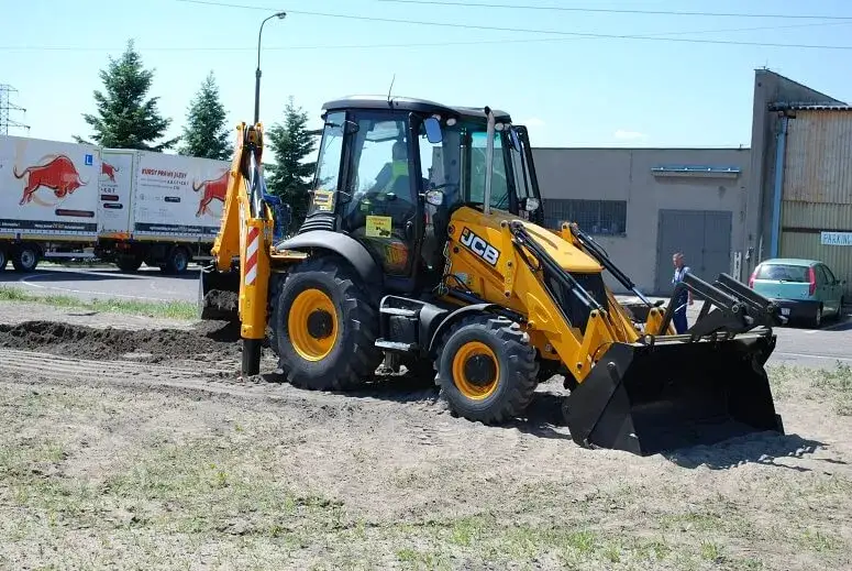 Jakie prawo jazdy na koparko ładowarkę? Sprawdź, co musisz wiedzieć