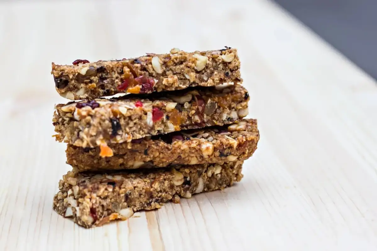 Czekoladowy baton proteinowy z orzechami. Idealny baton proteinowy przed czy po treningu, by dostarczyć energii.