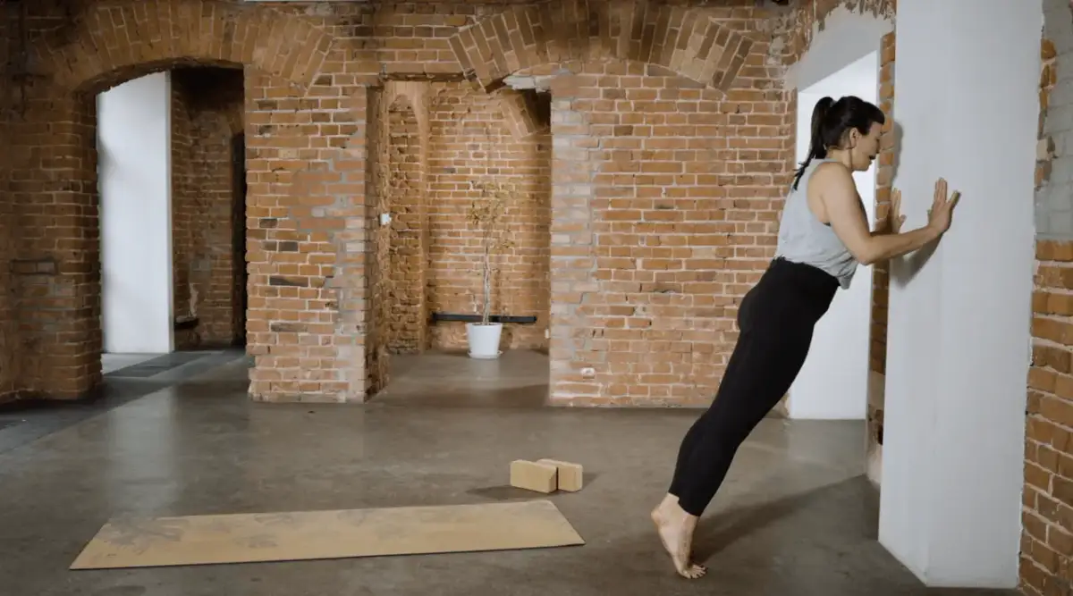 Czy pilates przy ścianie działa? Odkryj korzyści i efekty ćwiczeń