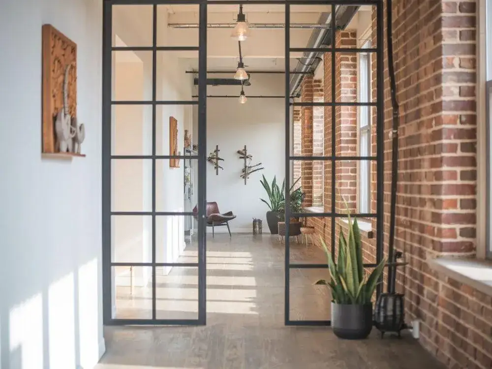 Przedpokój: co na ścianę? Trwałość, styl i optyczne powiększenie.