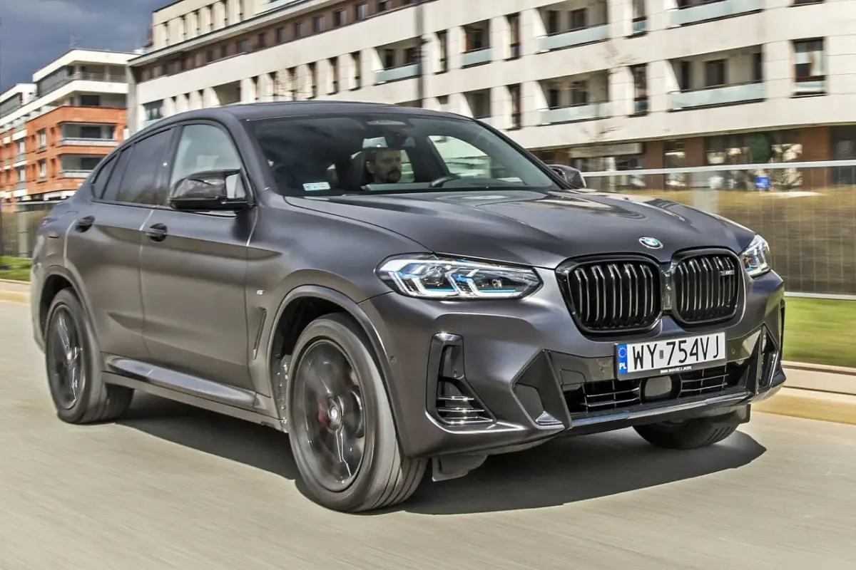 Szary BMW X4 w ruchu miejskim. Sprawdź aktualną bmw x4 cena i dostępne konfiguracje.