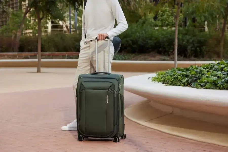 Czy można mieć torebkę oprócz bagażu podręcznego? Sprawdź zasady linii lotniczych