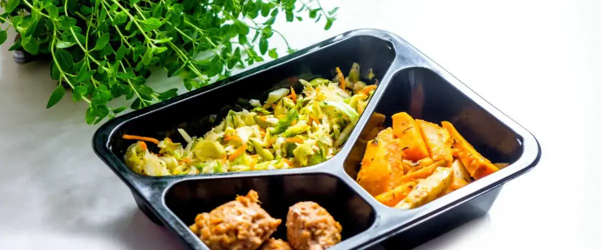 Dieta pudełkowa: Miesięczny koszt? Poznaj ceny i oszczędzaj!