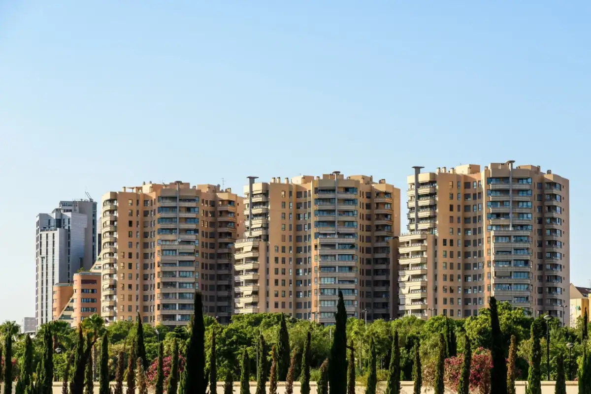 Wynajem mieszkania na firmę czy prywatnie – uniknij kosztownych błędów