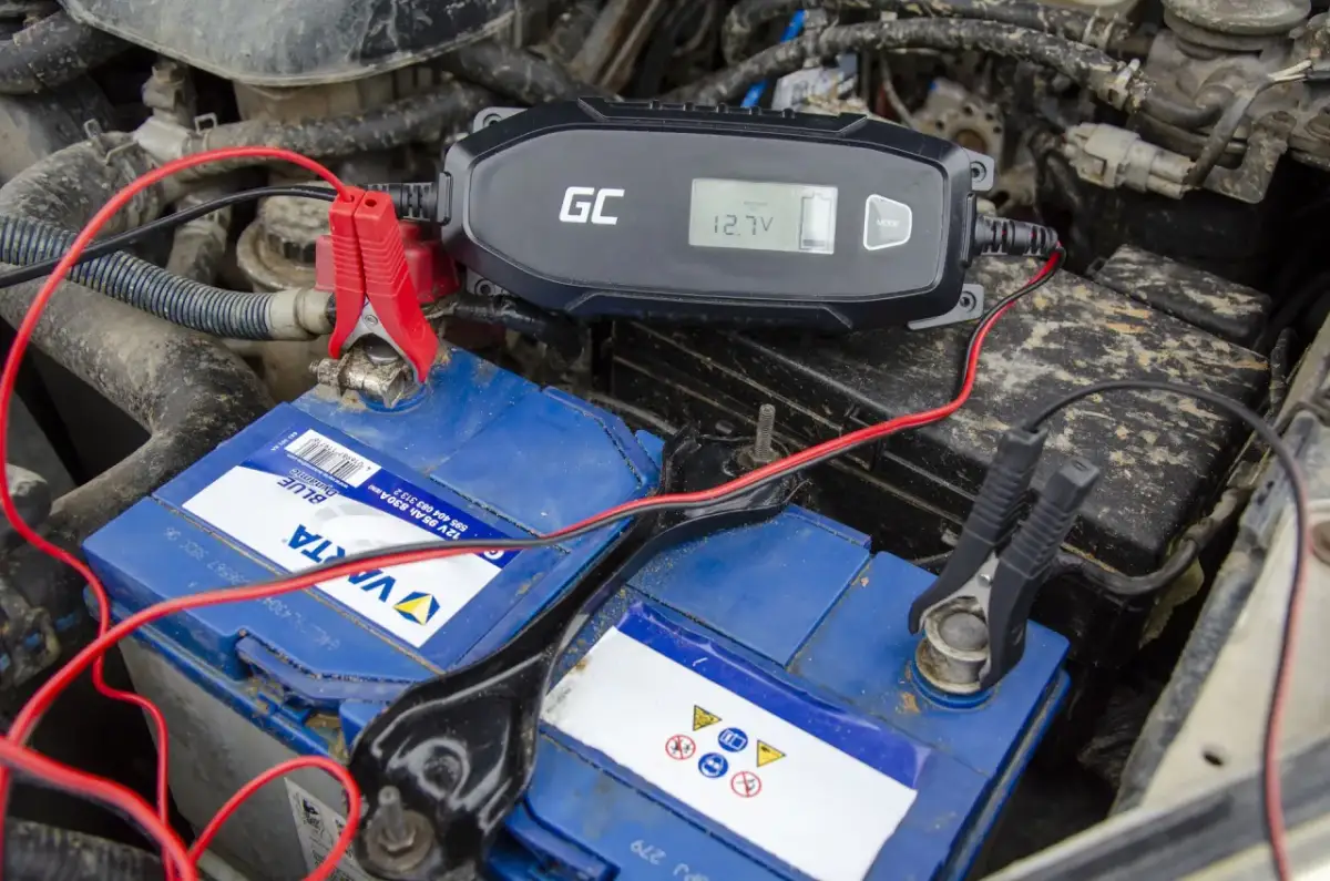 Ładowarka GC podłączona do akumulatora samochodowego. Wyświetla 12.7V. Czy rozładowany akumulator sam się naładuje? Nie, potrzebuje ładowarki.