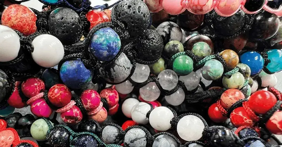 Znaczenie kolorów bransoletek – odkryj ich emocjonalne przesłanie