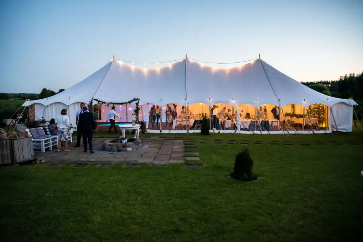 Ile kosztuje wynajem namiotu na wesele? Ceny, które zaskoczą!
