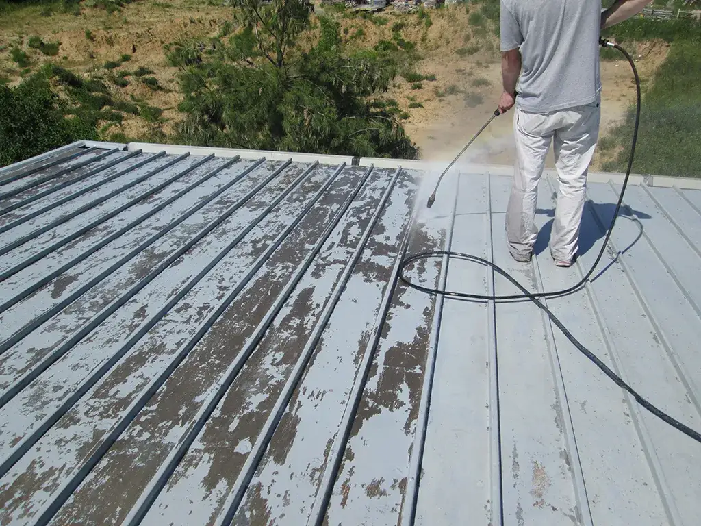 Jak uszczelnić dach z blachy, aby uniknąć kosztownych przecieków